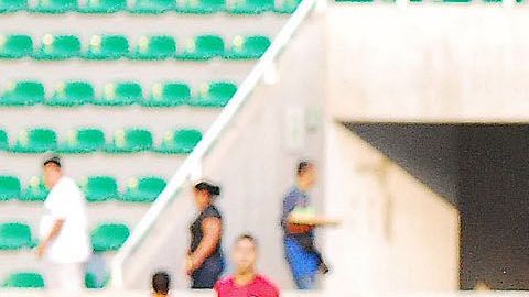 César Bernal conduciendo el balón en un partido entre Atlético Zacatepec y Tampico Madero.