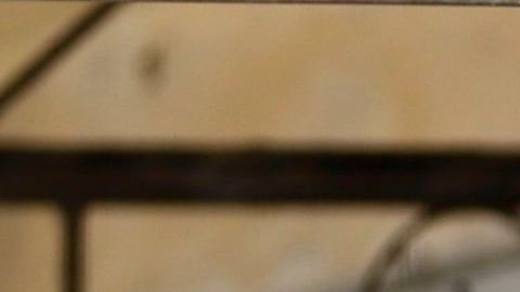 Un hombre espera afuera de una residencia  en Guayaquil.