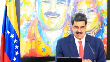 AME7558. CARACAS (VENEZUELA), 04/05/2020.- Fotografía cedida por la oficina de prensa de Miraflores donde se observa al presidente venezolano Nicolás Maduro durante una reunión telemática este lunes, en Caracas (Venezuela). Maduro aseguró este lunes que la fallida incursión marítima que frustró el domingo su Gobierno tenía como "objetivo central" matarlo a él. "El objetivo central (de la incursión) era matar al presidente de Venezuela (...), intentar matarme", dijo Maduro durante la reunión telemática del Movimiento de Países No Alineados (Mnoal), en la que se abordaron estrategias para enfrentar el nuevo coronavirus. EFE/ PRENSA MIRAFLORES SOLO USO EDITORIAL/NO VENTAS/MÁXIMA CALIDAD DISPONIBLE