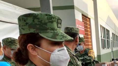 Médicos militares reciben mascarillas para que entren en acción