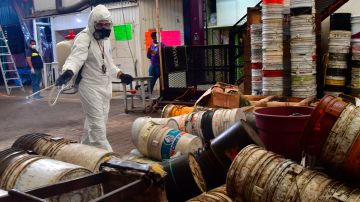Un equipo de sanidad desinfecta este sábado locales en el mercado de Jamaica, en Ciudad de México.