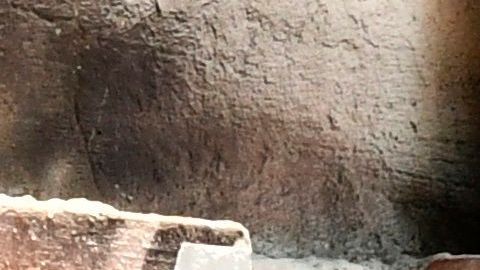 Familiares de pacientes con COVID-19 esperan información afuera de un hospital de Ciudad de México.