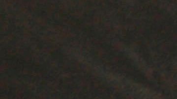 Dos personas mueven el cuerpo de un hombre de 75 años que murió por COVID-19, al llegar al Hospital Regional 66 del IMSS, en Ciudad Juarez.