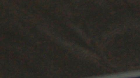 Dos personas mueven el cuerpo de un hombre de 75 años que murió por COVID-19, al llegar al Hospital Regional 66 del IMSS, en Ciudad Juarez.