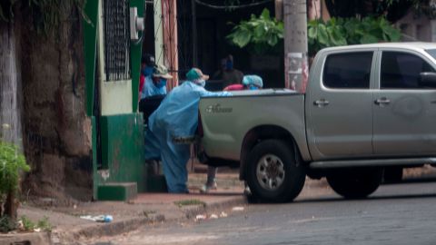 Trabajadores cargan un ataúd en una camioneta en Chinandega.