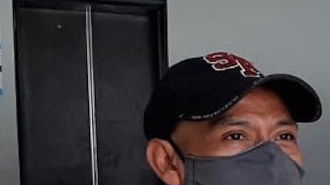 Alfredo Arvizu (Izq) y José Israel López, dos repatriados, reciben despensa por parte de la organización New Comienzos.