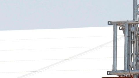 Un paciente recuperado sale en silla de ruedas del Hospital inflable de Respuesta Inmediata de Pachuca.