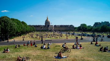 Los parques públicos de la capital francesa reabrieron este sábado.