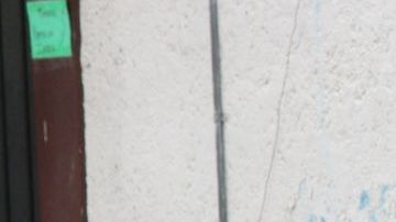 Elementos de la fiscalía de Ciudad de México levantan el cuerpo de uno de los hombres asesinados el martes.