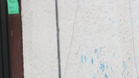 Elementos de la fiscalía de Ciudad de México levantan el cuerpo de uno de los hombres asesinados el martes.