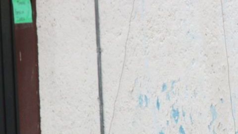 Elementos de la fiscalía de Ciudad de México levantan el cuerpo de uno de los hombres asesinados .