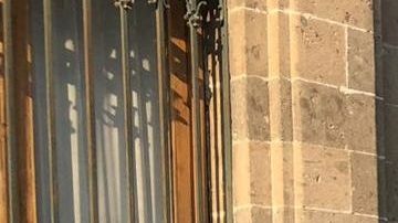 El manifestante se acostó a las afueras de Palacio Nacional.