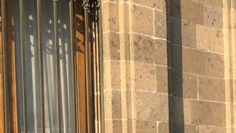 El manifestante se acostó a las afueras de Palacio Nacional.