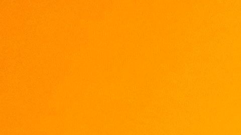 Una mujer usa máscaras como precaución contra la propagación del nuevo coronavirus COVID-19 en el Aeropuerto Internacional de Sao Paulo.