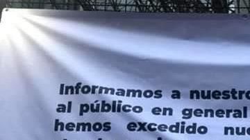 Manta a la entrada del Hospital 20 de Noviembre, en Ciudad de México.