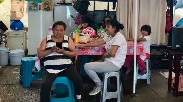 Marisol Rodríguez (blusa a rayas) y algunas otras mujeres otomíes que pelean por una vivienda en la CDMX