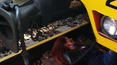 La mujer no tuvo lesiones y se retiró por su propio pie.