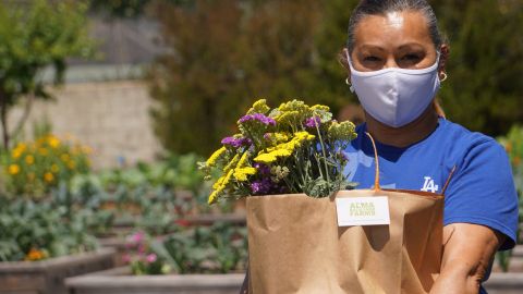 Sylvia Torres recibirá una cesta de frutas y vegetales como regalo de Día de la Madre. (Cortesía Sergio López/Catholic Relief Services)