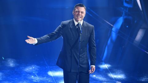 Tiziano Ferro adoptó a una pareja de canes de raza Dóberman.