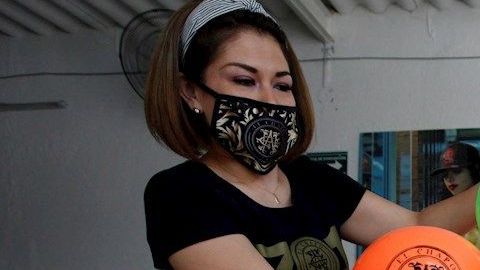 Personal de la marca el Chapo 701 entrega juguetes y dulces a niños en situación vulnerable este sábado, como conmemoración del Día del Niño, celebrado el pasado 30 abril, y como apoyo ante la contingencia sanitaria por COVID-19, en la ciudad de Guadalajara, estado de Jalisco (México).