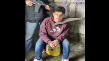 VIDEO: CJNG interroga a jovencito y lo descuartiza vivo por ser sicario de La Familia Michoacana