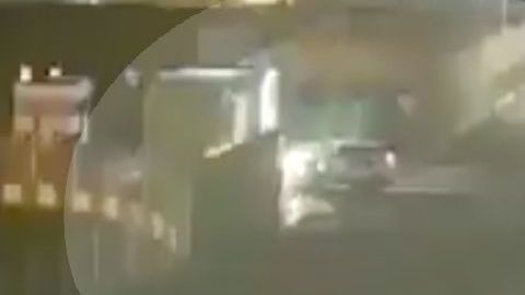 VIDEO: Tira puerta de hospital con auto para que atendieran a mujer con coronavirus