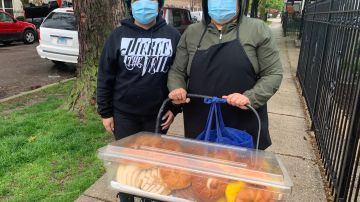 Arías Benítez y su madre María Benítez venden galletas y pan casero mexicano en las calles del barrio Back of the Yards en el suroeste de Chicago.