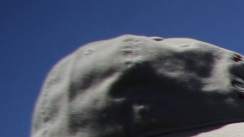 Greg Zanis (der.) entregando cruces de madera en homenaje a víctimas de un tornado en Alabama en 2019.