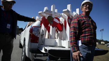 Greg Zanis (der.) entregando cruces de madera en homenaje a víctimas de un tornado en Alabama en 2019.