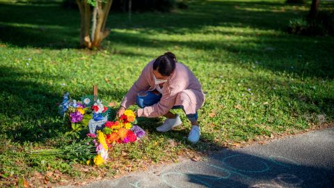 Varias personas dejaron ofrendas en el punto donde murió Ahmaud Arbery.