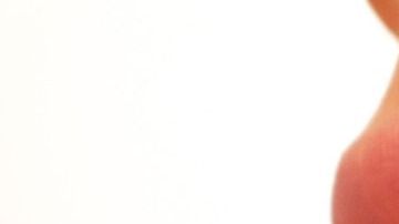 Como una respuesta al estrés, el cuerpo genera una mayor producción de hormonas (andrógenos) que aumenta la producción de grasa del rostro.