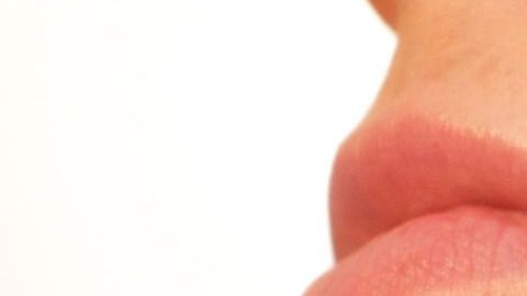 Como una respuesta al estrés, el cuerpo genera una mayor producción de hormonas (andrógenos) que aumenta la producción de grasa del rostro.