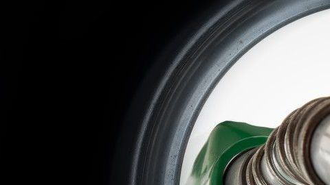Llenas en exceso el tanque de gasolina podría representar una pérdida para tu economía