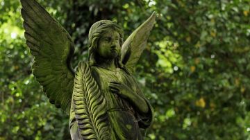 Los ángeles son representados en estatuas religiosas.