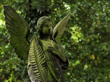 Los ángeles son representados en estatuas religiosas.