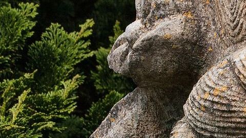 En esta escultura Buda es representado con un tercer ojo.