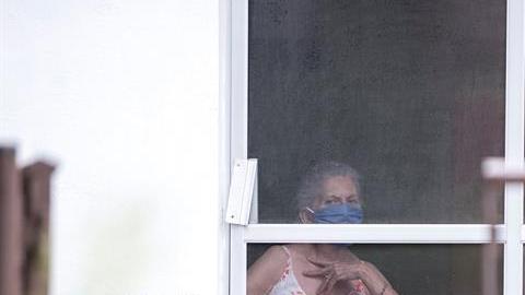 Detectan contagios en asilo de ancianos .