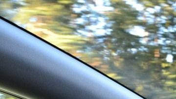 Aun cuando las restricciones de las cuarentena estén disminuyendo en algunos países, recuerda que debes permanecer alerta y continuar desinfectando tu auto de manera constante.