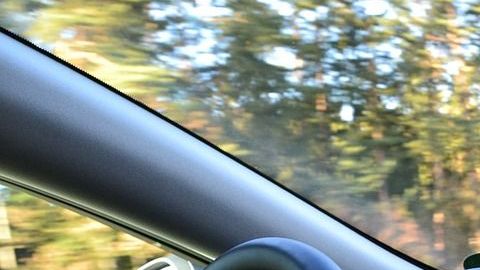 Aun cuando las restricciones de las cuarentena estén disminuyendo en algunos países, recuerda que debes permanecer alerta y continuar desinfectando tu auto de manera constante.