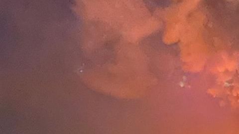 El fuego y la columna de humo sobre San Francisco.