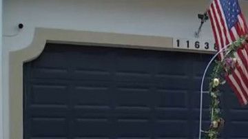 La pareja se dio el "sí quiero" frente al portal de su casa.