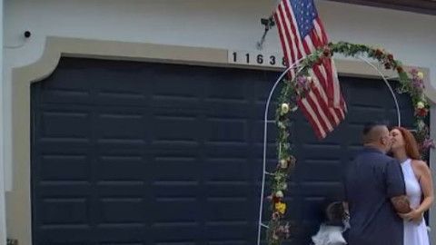 La pareja se dio el "sí quiero" frente al portal de su casa.