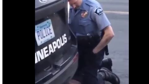 Captura de video: el oficial sofocando a George Floyd.