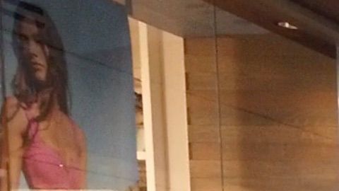 Imagen de un centro comercial de Miami completamente vacío tras la reapertura.