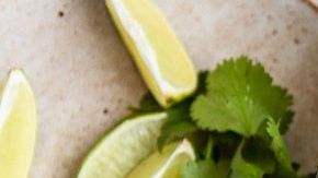 Las palabras náhuatl más cercanas al nombre “chilaquiles” son “chilli” y “quilitl”, que significa “bañado en salsa de chile” o hierbas verdes en caldo de chile.