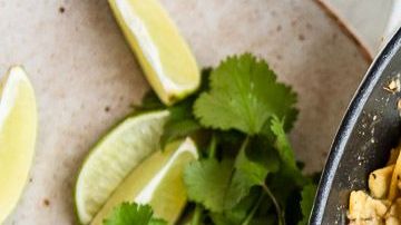 Las palabras náhuatl más cercanas al nombre “chilaquiles” son “chilli” y “quilitl”, que significa “bañado en salsa de chile” o hierbas verdes en caldo de chile.