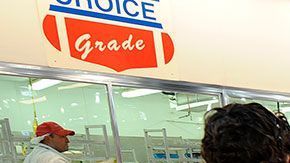 La tienda es bien conocida por atraer a una gran cantidad de gente.