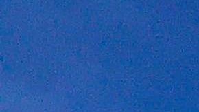 Una pareja camina en el parque South Pointe en Miami Beach.