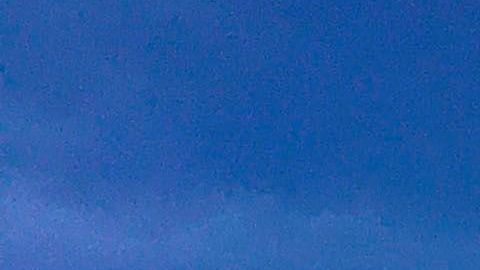 Una pareja camina en el parque South Pointe en Miami Beach.