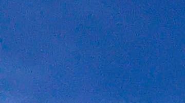 Una pareja camina en el parque South Pointe en Miami Beach.